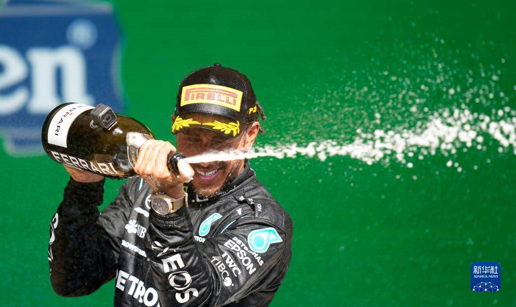 阿斯顿马丁绝杀红牛二队，塞恩斯点燃赛场